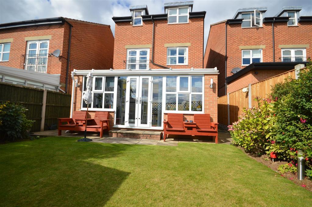 Hillcrest Meadows, Castleford 4 bed detached house for sale £325,000