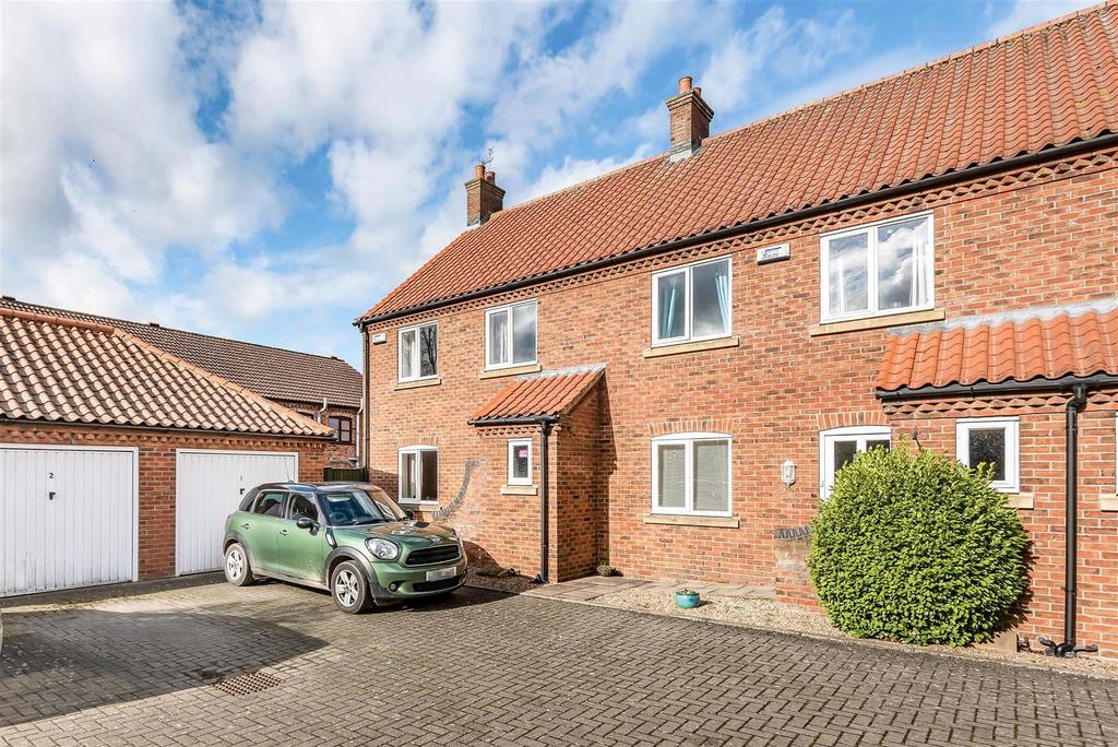 Old Paddock Court, Horncastle, Lincs... 3 bed terraced house £190,000