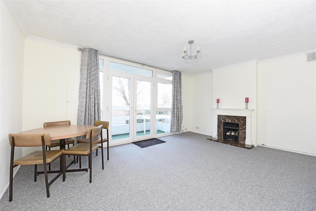 Carlton Drive, Putney SW15 3 bed flat £2,300 pcm (£531 pw)