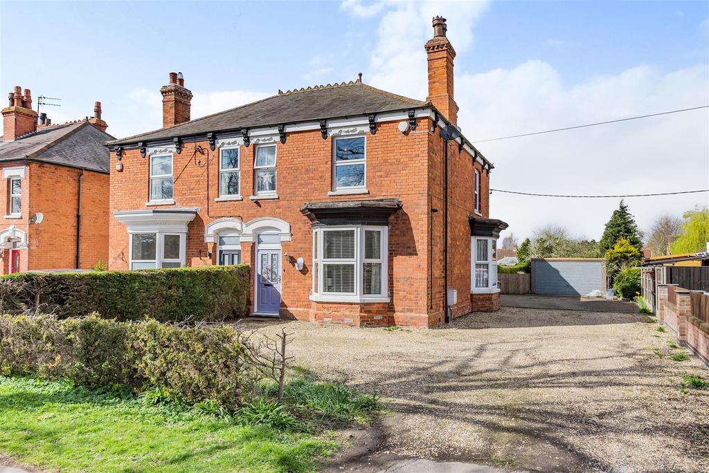 Witham Road, Woodhall Spa, Lincs, LN10 6RD 3 bed semidetached house