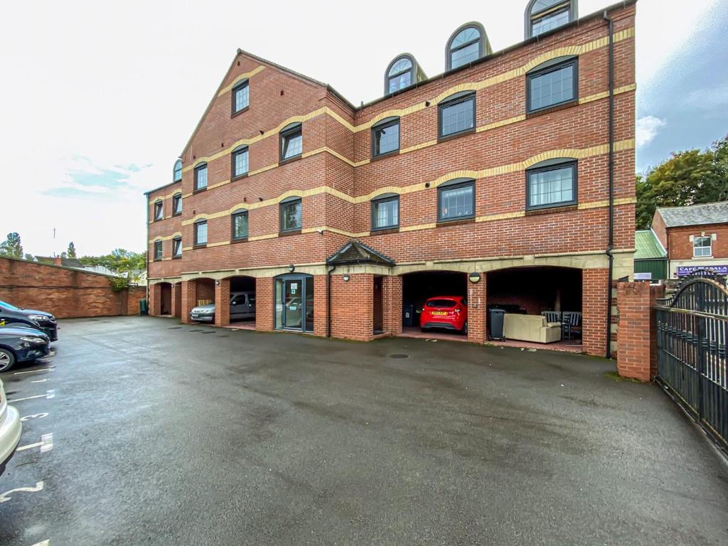 Millbank Court, Kidderminster 2 bed flat £795 pcm (£183 pw)