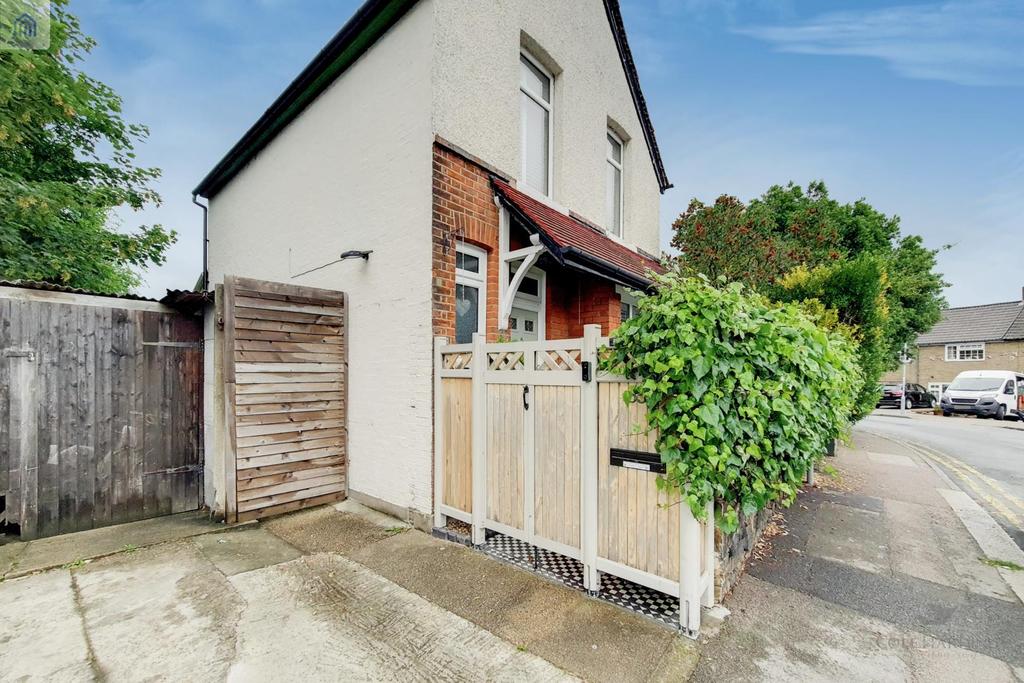 Dewhurst Road, Cheshunt, Waltham Cross 3 bed house £550,000