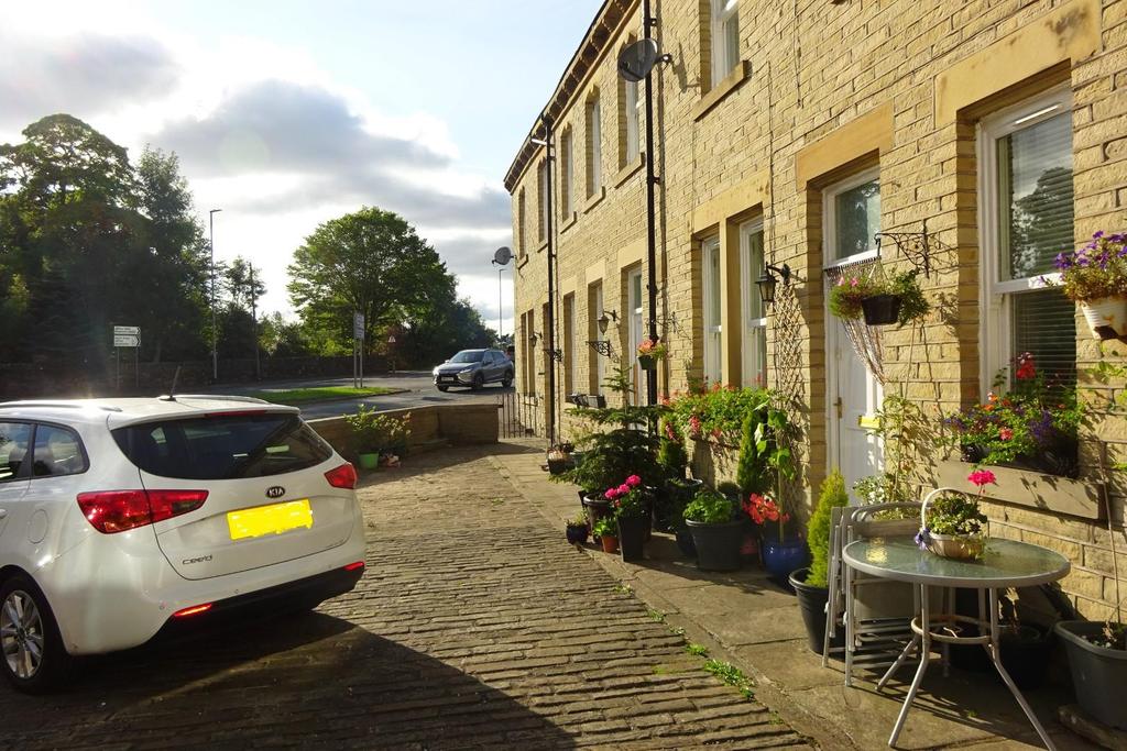 Halifax Road, Scholes, Cleckheaton, BD19 6LR 2 bed terraced house £550 pcm (£127 pw)
