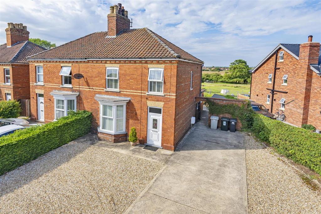 Spilsby Road, Horncastle, Lincs, LN9 6AW 3 bed semidetached house £