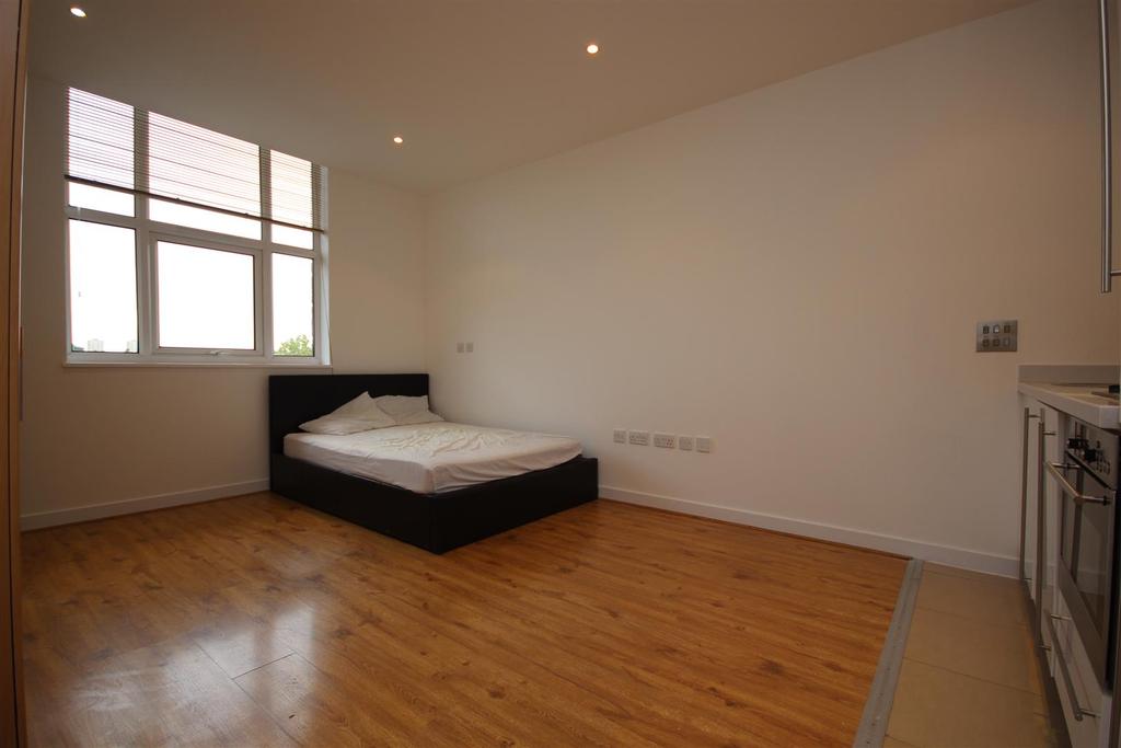 Bromyard House, Bromyard Avenue... Studio £1,096 pcm (£253 pw)