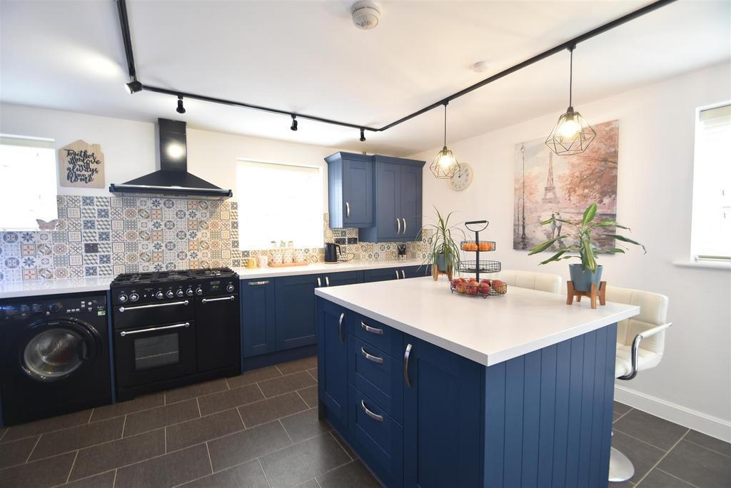 16 Whitty Close, Bowbrook, Shrewsbury, SY5 8QA 4 bed detached house for