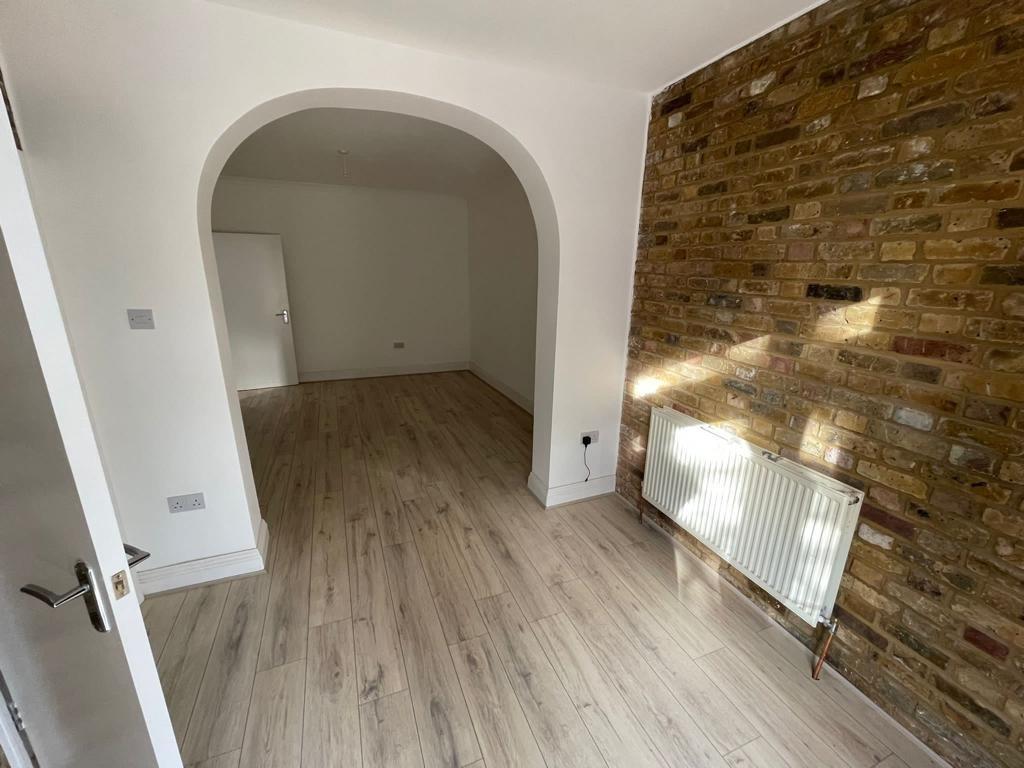 Dene Avenue, Hounslow 4 bed house £2,350 pcm (£542 pw)