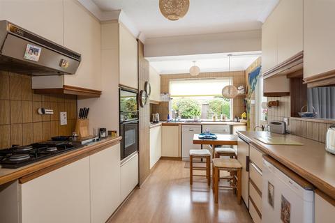 119 Fleetside, West Molesey, KT8 2NQ