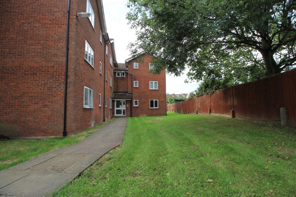 Vicarage Close, Northolt UB5 1 bed flat £1,100 pcm (£254 pw)