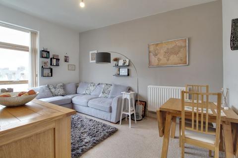 2 bedroom flat for sale - Lindsay Court, Lindsay Avenue, High Wycombe HP12 3GF