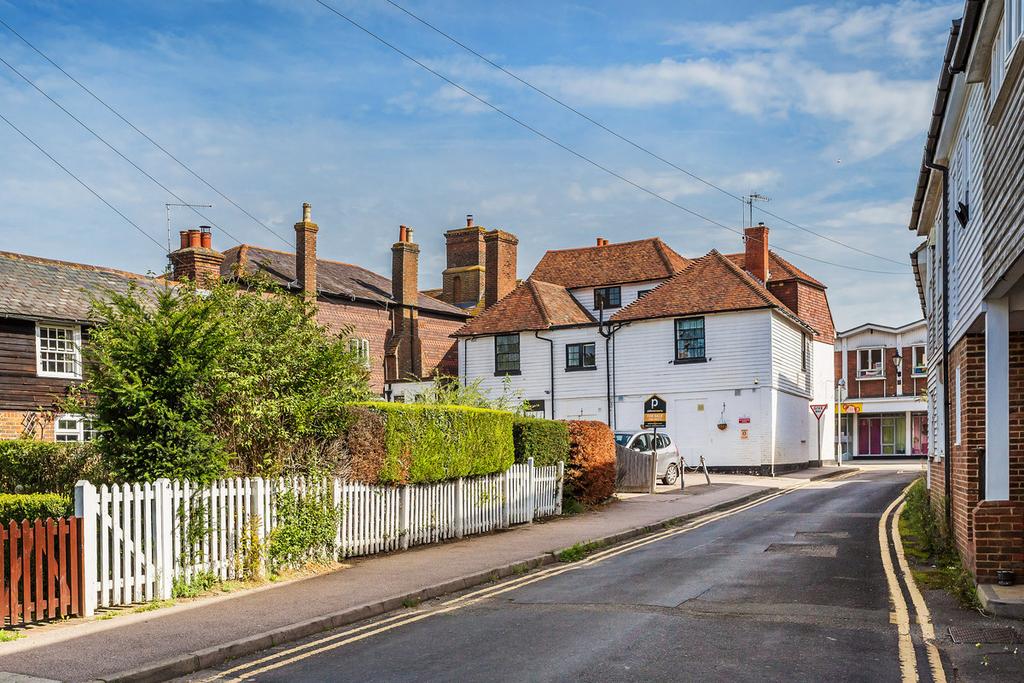 Lingfield Road, Edenbridge, TN8 2 bed apartment £290,000