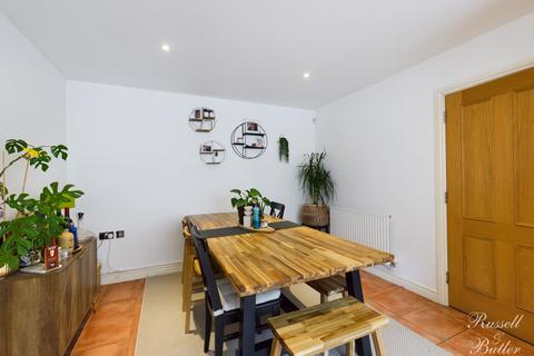 25 Bernardines Way, Buckingham, MK18 1BF