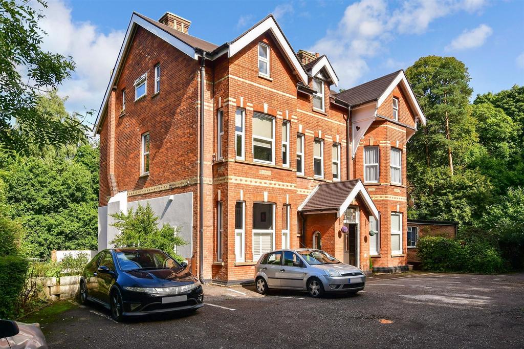 Nutfield Road, Merstham, Redhill, Surrey 1 bed flat £220,000