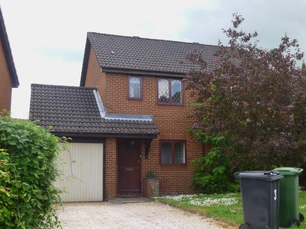 Windsor Gardens, Hatch Warren... 2 bed semidetached house £1,250 pcm