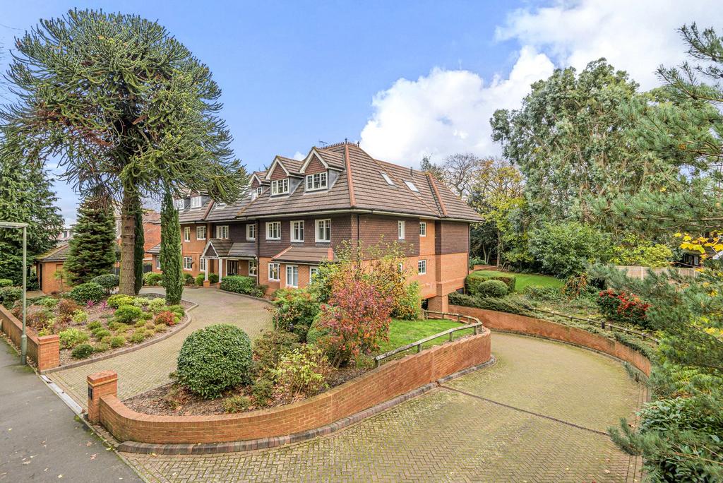 Cavendish Court, Cavendish Road, Weybridge, KT13 2 bed apartment for