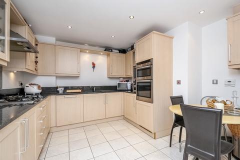 Flat 7, Cavendish Court Cavendish Road, Weybridge, KT13 0JN