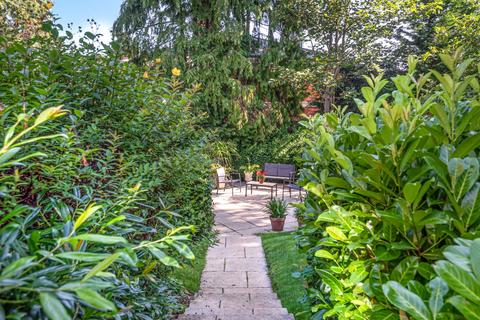 Flat 7, Cavendish Court Cavendish Road, Weybridge, KT13 0JN