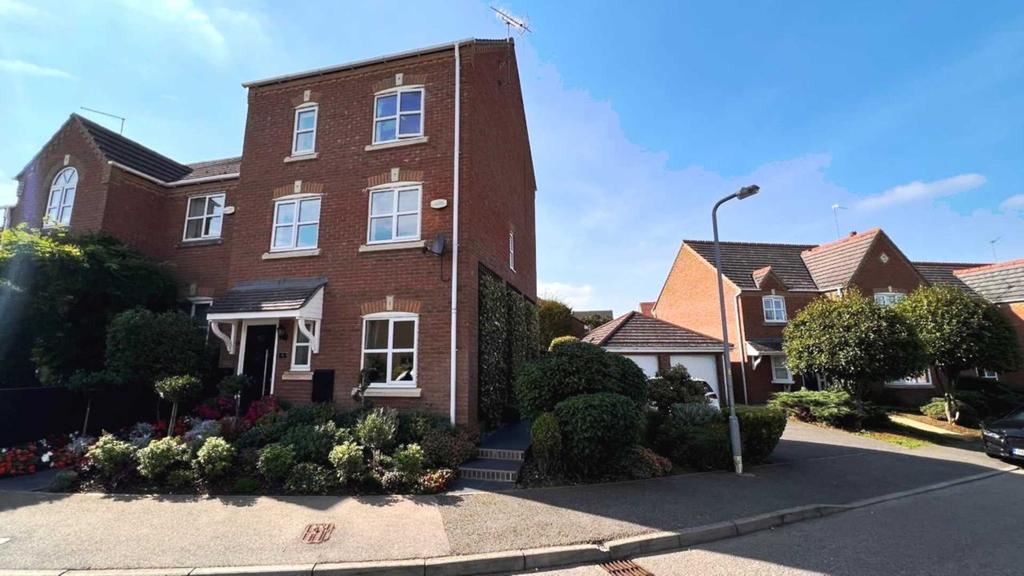 Roman Way, Higham Ferrers 3 bed townhouse for sale £293,950