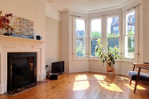 2 bedroom flat to rent, Wyneham Road, Herne Hill, SE24