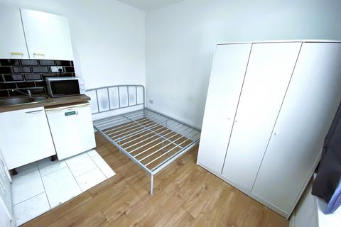Studio to rent, Ilford Lane, Ilford IG1
