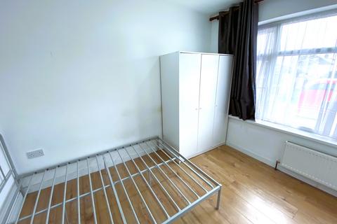 Studio to rent, Ilford Lane, Ilford IG1
