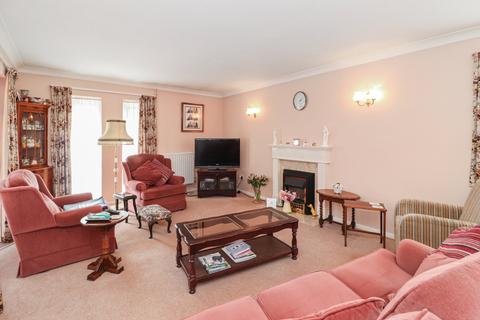 4 bedroom detached house for sale - Tylers Close, Kings Langley, Herts, WD4