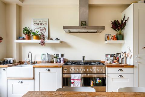 128c Lansdowne Drive, London, E8 4NF