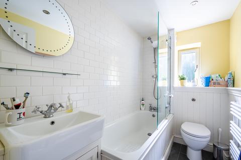 128c Lansdowne Drive, London, E8 4NF