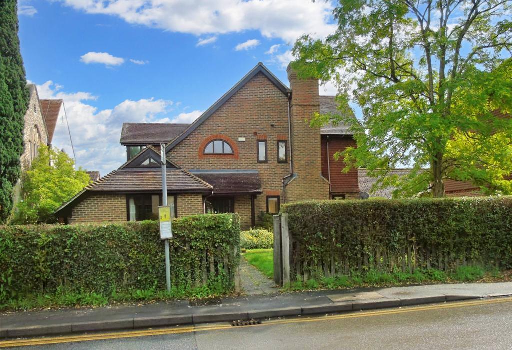 Badshot Lea Road, Badshot Lea GU9 4 bed detached house to rent £2,250