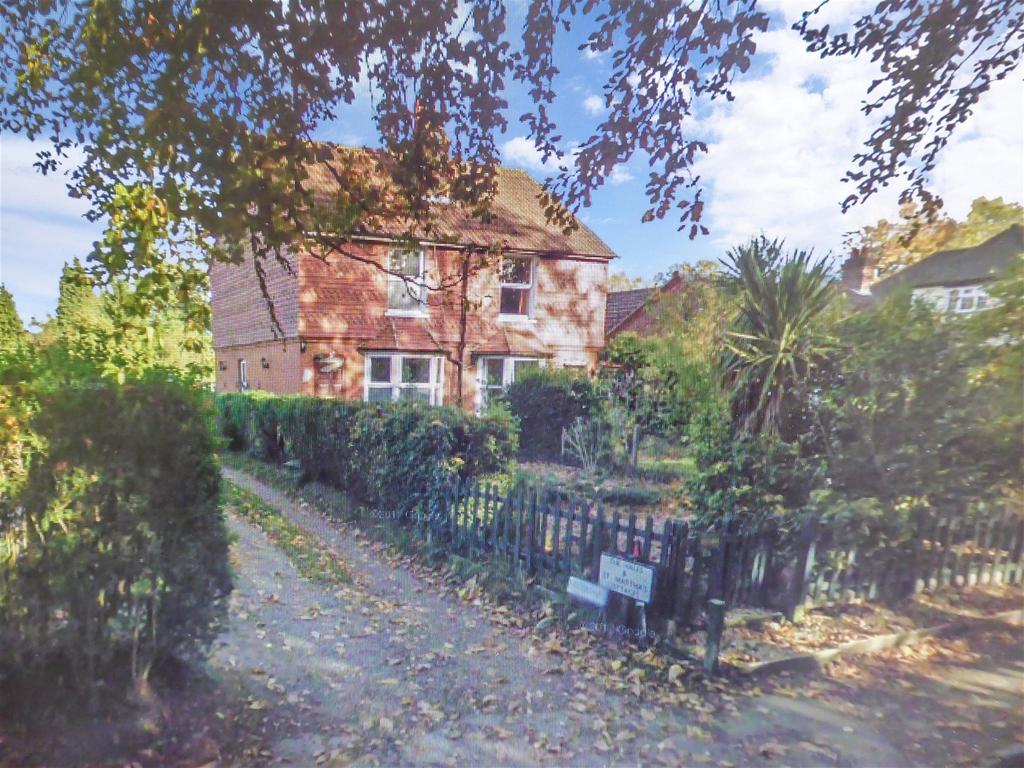 Hoe Lane, Peaslake, Guildford, Surrey 3 bed semidetached house £525,000