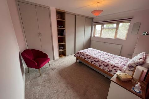 31 Barons Way, Egham, TW20 8EA