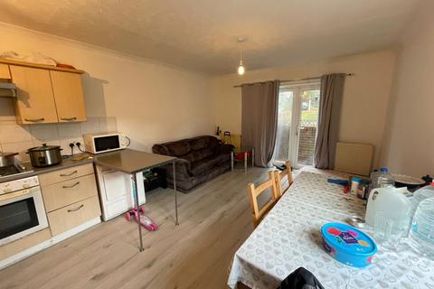 2 bedroom terraced house to rent, West Wycombe Road, Hp12