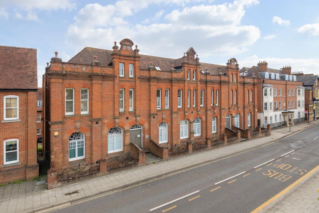 Station Road West, Canterbury 2 bed apartment - £350,000