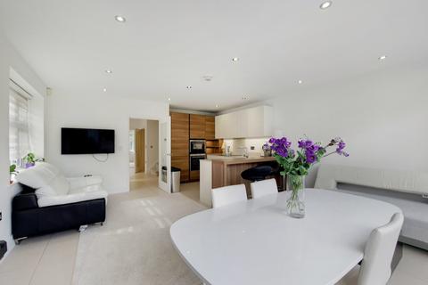 4 bedroom flat to rent - Emerald Sqauare, London, SW15