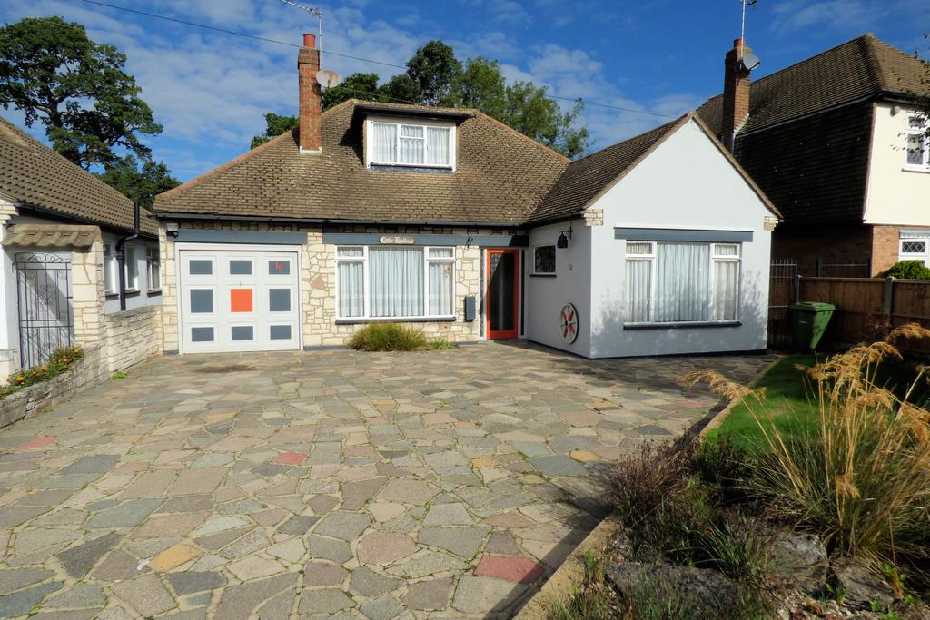 Great Nelmes Chase, Hornchurch RM11 3 bed detached bungalow for sale