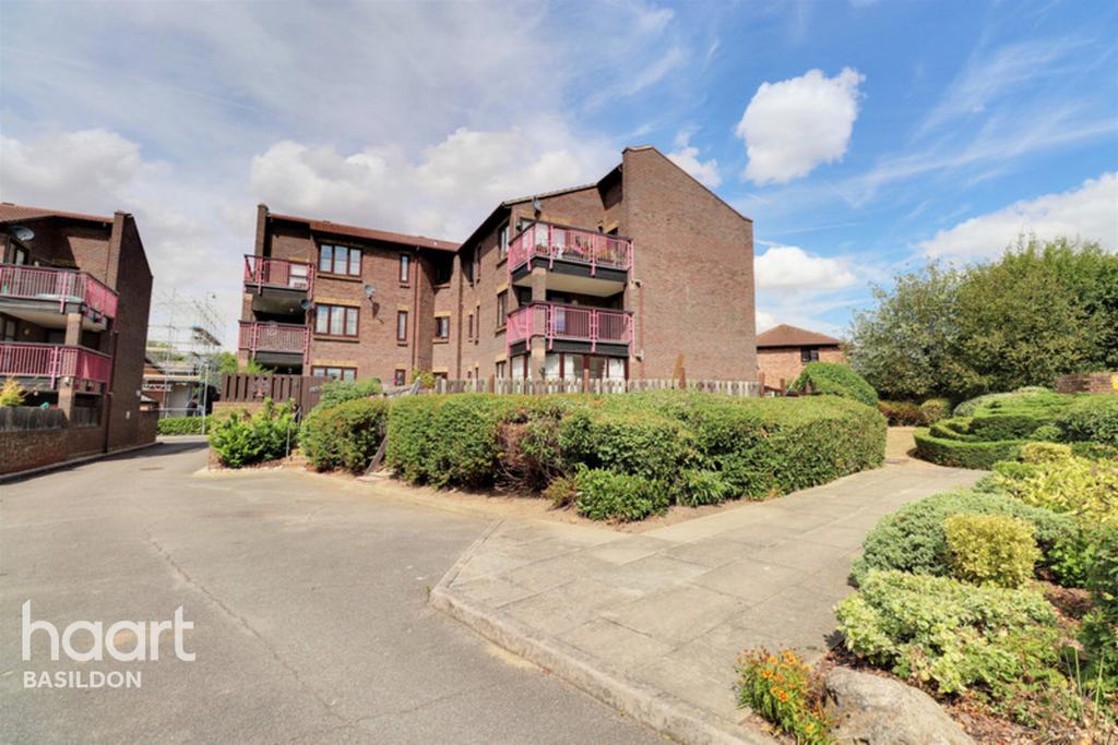 Forest Glade, Basildon 2 bed apartment for sale £270,000