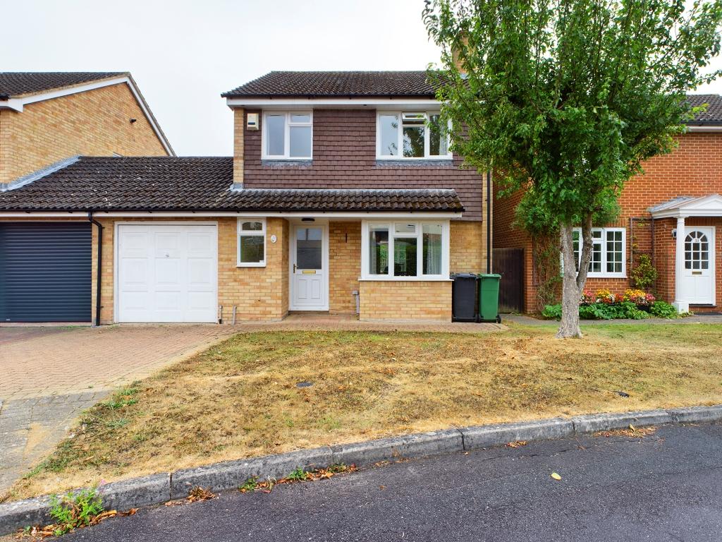 Saffron Close, Chineham, Basingstoke... 4 bed link detached house to rent £1,750 pcm (£404 pw)
