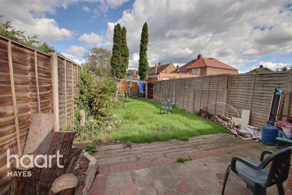 Blacklands Drive,Hayes UB4 5 bed semidetached house £2,250 pcm (£519 pw)