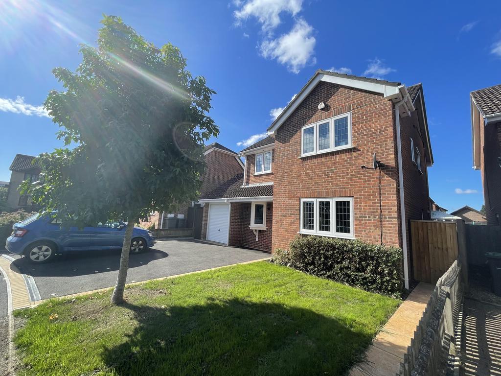 Lechlade Gardens, Bournemouth BH7 4 bed detached house to rent £1,650 pcm (£381 pw)