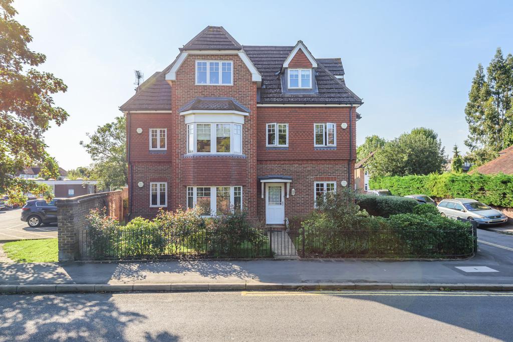 Waverley Lodge, Heathlands Close, SunburyOnThames, TW16 2 bed