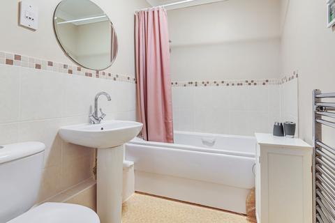 2 bedroom apartment for sale - Waverley Lodge, Heathlands Close, Sunbury-On-Thames, TW16