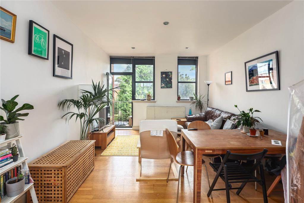 Bradstock Road, Hackney, London, E9 3 bed flat £2,800 pcm (£646 pw)
