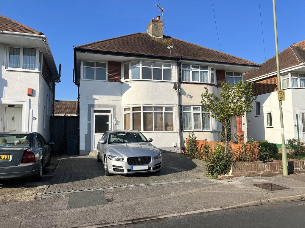 Heaton Road, Gosport, Hants, PO12 3 bed semidetached house £1,200