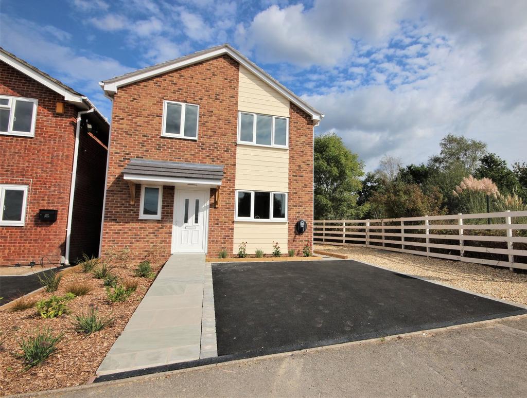 Verity Crescent, Poole, Dorset, BH17 4 bed detached house for sale £