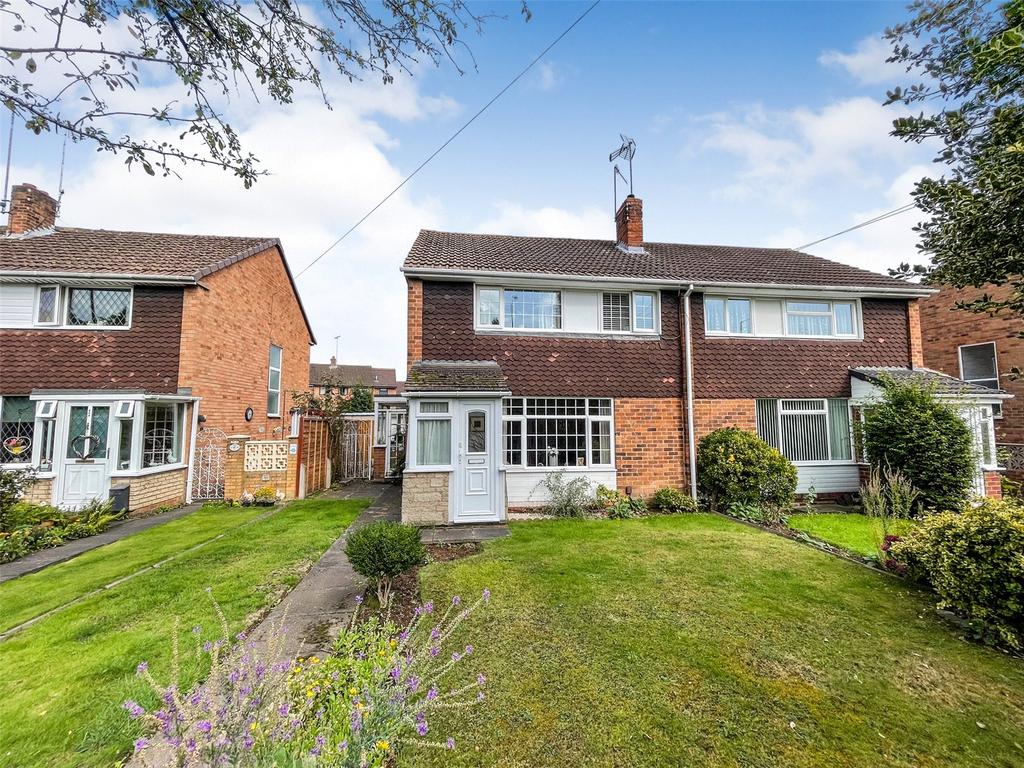 Comberton Road, Kidderminster, Worcestershire, Dy10 3 Bed Semi-detached 