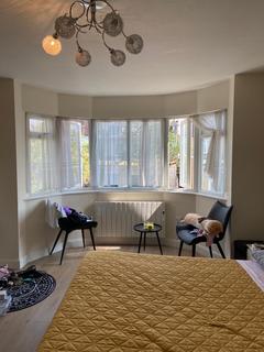 4 bedroom flat to rent - Sinclair Grove, London, NW11