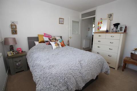 2 bedroom bungalow for sale - Elmden Court, Clacton-on-Sea