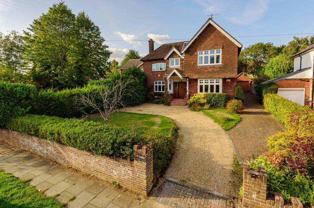 Hillside Road, Aldershot, Hampshire, GU11 4 bed detached house £875,000
