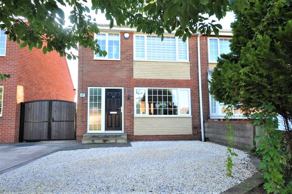 Kirton Lane, Thorne, Doncaster, DN8 2 bed semidetached house £180,000