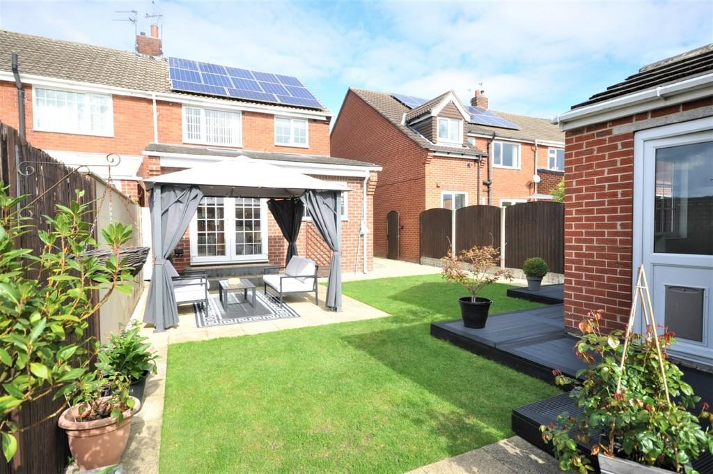 Kirton Lane, Thorne, Doncaster, DN8 2 bed semidetached house £180,000